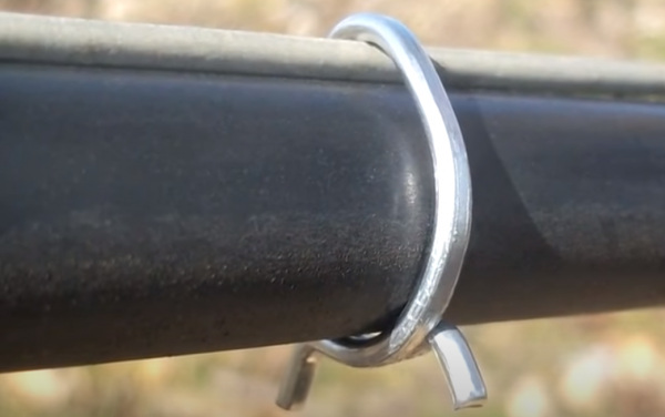 Скоба E40 для крепления капельной трубки 